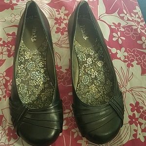 Mudd comfortable flats